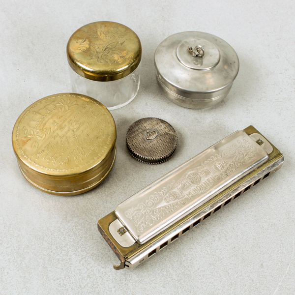 Kuriosa, bla. Snusdosa Skultuna, pillerdosa, munspel Hohner