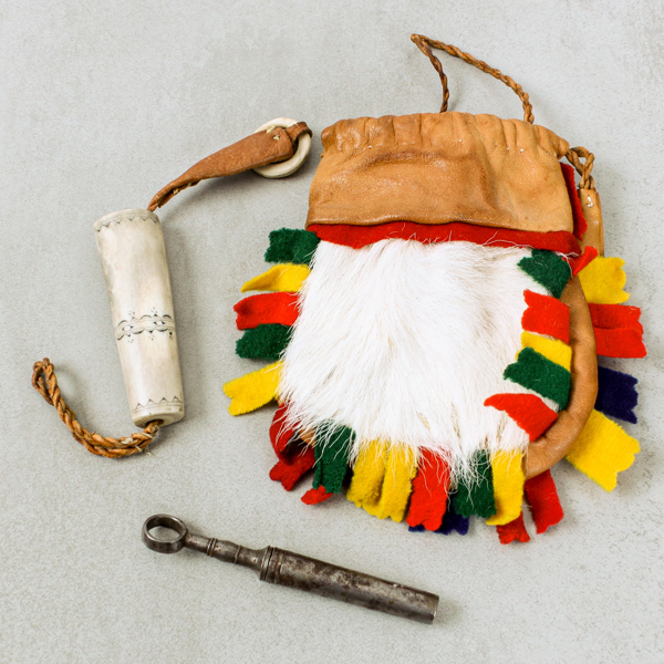 Samiskt hantverk, 2 delar, samt äldre korkskruv, järn