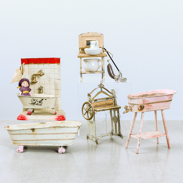 Dockhusmöbler, badrum, mangel samt dammsugare, 1900-talets början