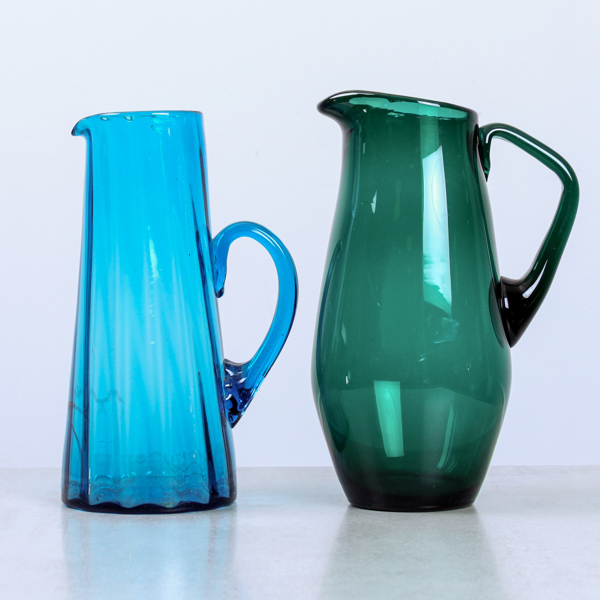 Karaffer, 2 st, färgat glas, 1900-talets mitt