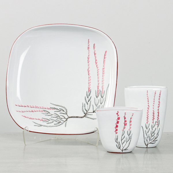 Vaser samt fat, ur serien "Ljung", Ingrid Atterberg, Upsala-Ekeby, 1900-talets mitt