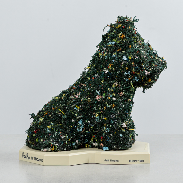 Jeff Koons (1955-) efter, skulptur "Puppy 1992", efter.  Resin, plast samt konstblommor och mossa. Sockel stämplad med konstnärens namn, titel och år. Utgiven av Guggenheim Museum Bilbao.