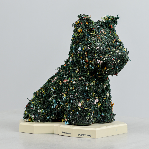 Jeff Koons (1955-) efter, skulptur "Puppy 1992", efter.  Resin, plast samt konstblommor och mossa. Sockel stämplad med konstnärens namn, titel och år. Utgiven av Guggenheim Museum Bilbao.