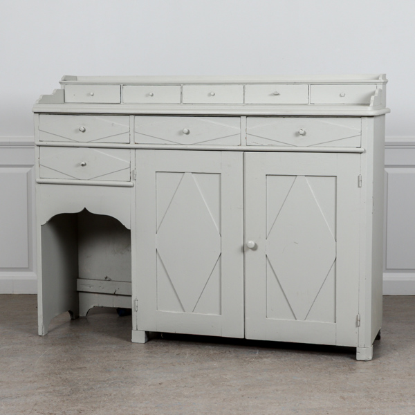 Skänk, bemålad furu, 1800-talets andra hälft