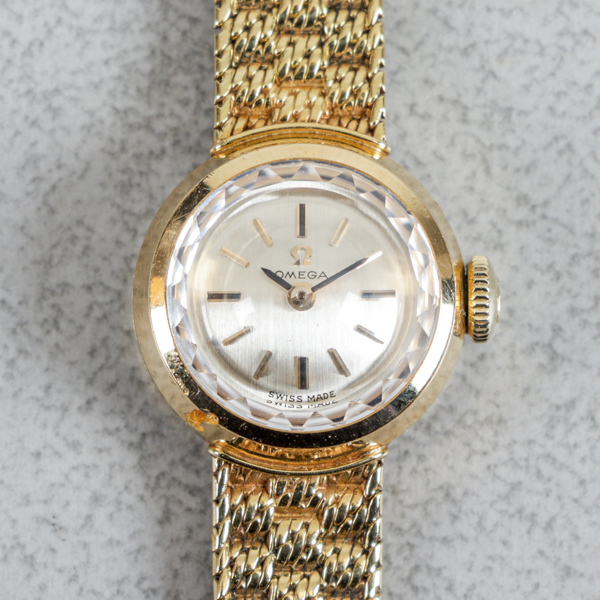 Damarmbandsur, Omega, Boett samt armband i 18k guld, 28.1g