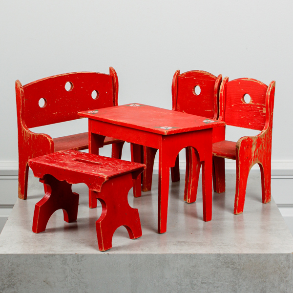 Dockmöbler, 5 delar, tallrik Disney, Rörstrand, samt tallrik plast Gustavsberg