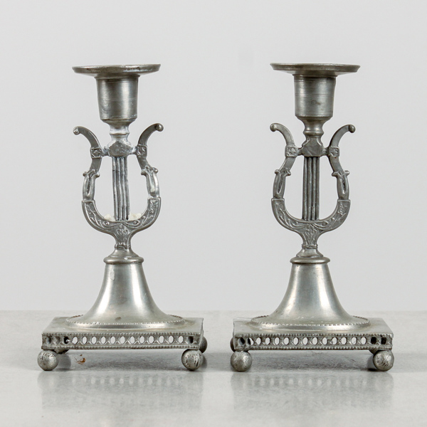 Ljusstakar, ett par, Martin Artedius, Norrköping, (1800-1810), sengustavianska, tenn, år 1800