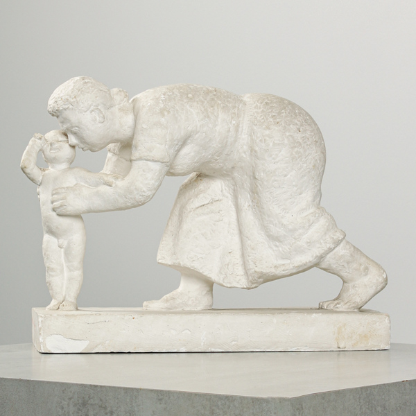 Skulptur, Clarence Blum, mor tröstar sitt barn, gips, signerad