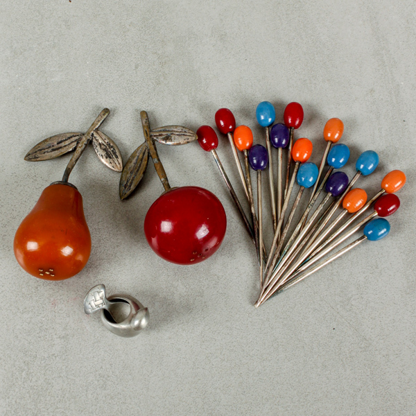 Cocktailpinnar, 18 st, samt bordsdekorationer, 2 st