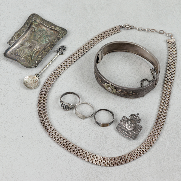 Silverföremål, 8 delar, bl.a. ädre armband