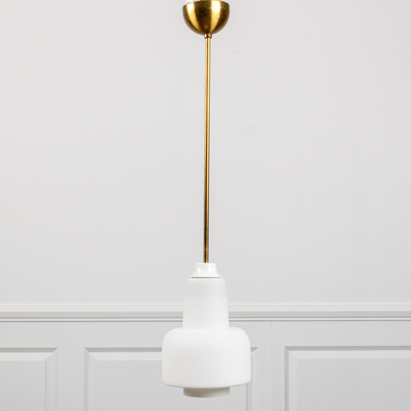 Taklampa, opalinglas och mässing, möjligen ASEA, 1940/50-tal