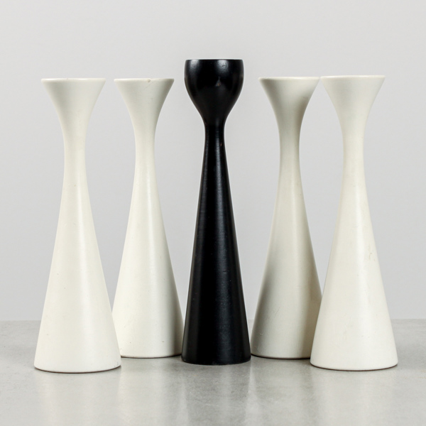 Ljusstakar 1+4 st, bemålat trä, varav 1 st E. Barchmann, Lidingö