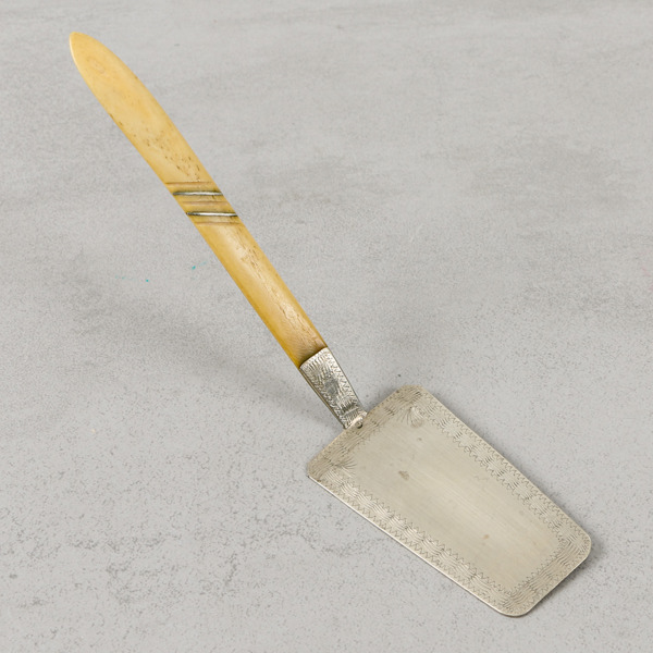 Tårtspade, samiskt hantverk, ben och metall