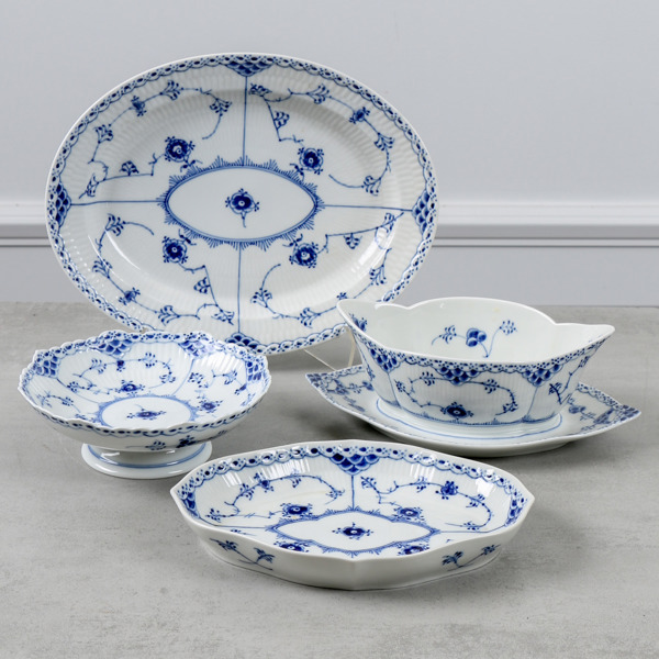 Royal Copenhagen, "Musselmalet", 4 dlr, uppläggningsfat, skål på fot och såsskål