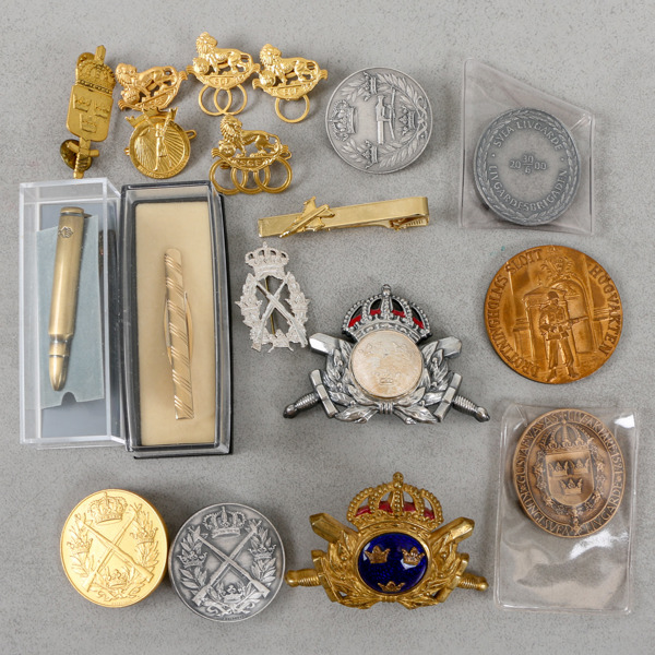 Militära märken samt medaljer, varav 1 st medalj i silver