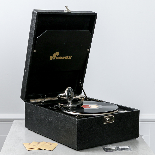 Resegrammofon, Vivavox, med samling stenkakor i Zander skivställ
