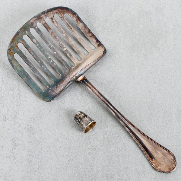 Uppläggningsbestick och fingerborg, silver, 100g