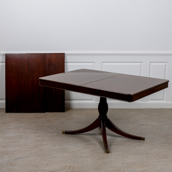 Matsalsbord, engelsk stil, 1900-talets mitt