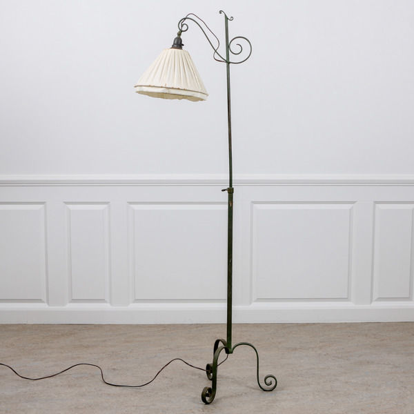 Golvlampa, bemålat smide, 1900-talets första hälft