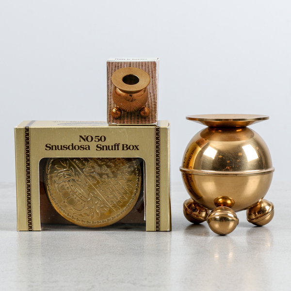 Snusdosa, Skultuna, samt kulljusstakar, 2 st