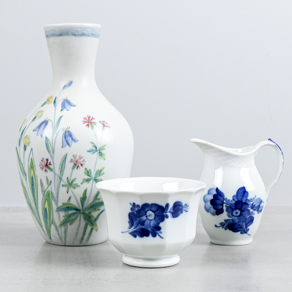 Gräddkanna samt litet ytterfoder, "Blå Blomst", Royal Copenhagen samt Vas , Rörstrand