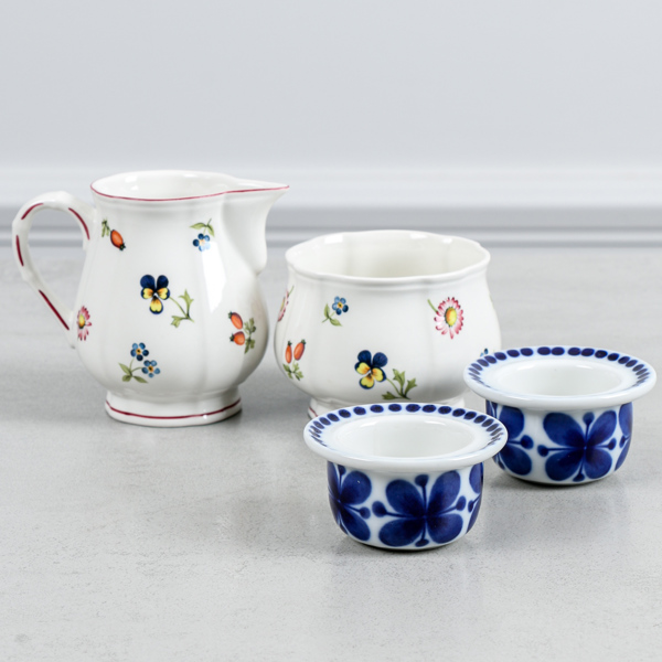 Äggkoppar, "Mon Amie", Marianne Westman, Rörstrand, samt sockerskål och gräddkanna, "Petite Fleur", Villeroy & Boch