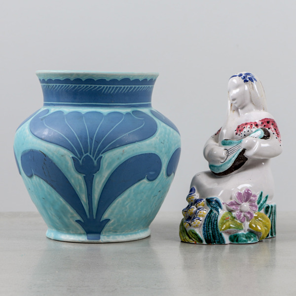 Vas, "Sgraffito", Josef Ekberg, Gustavsberg, daterad år 1926 samt figurin, Ursula Printz, Gustavsberg Studio