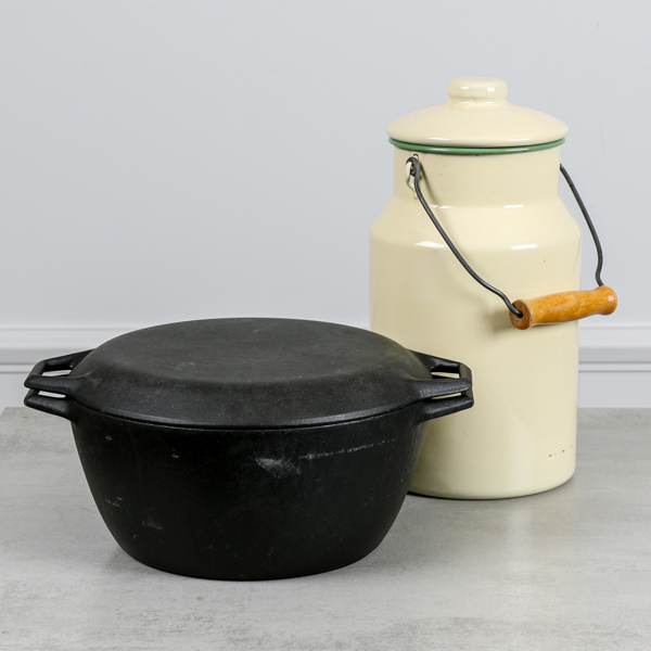 Gjutjärnsgryta, Copco, Danmark, samt mjöljkkanna, Kockums