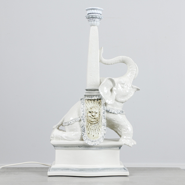 Bordslampa, porslin, Italien, saluförd på Nordiska Kompaniet