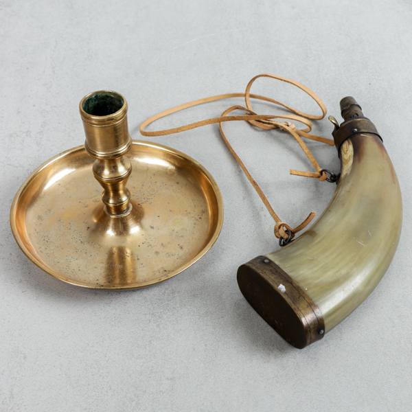 Ljusstake, mässing, 170071800-tal samt kruthorn i ben, 1800-tal