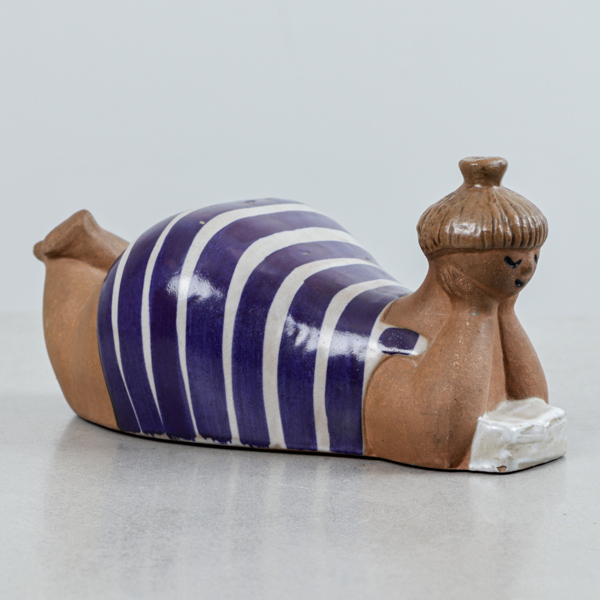 Lisa Larson, figurin "Beata" ur serien ABC-flickorna, Gustavsberg, signerad.