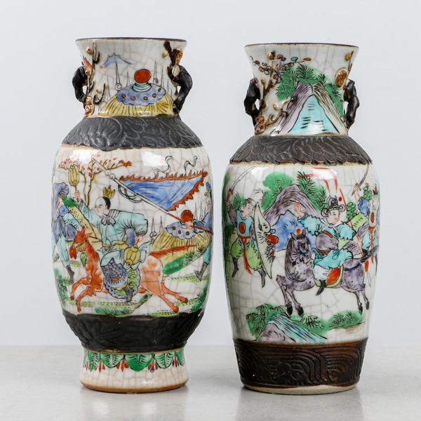 Vaser, ett par, Kina, polykrom dekor med figurscener, 1900-talets första hälft