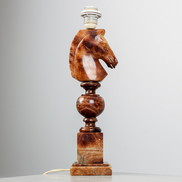 Lampfot, alabaster, Italien