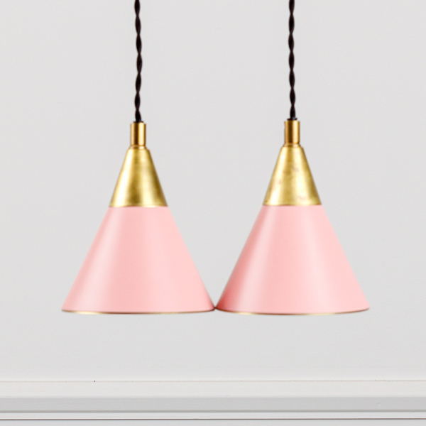 Fönsterlampor, 1 par, rosa lackerad samt mässing, samtida