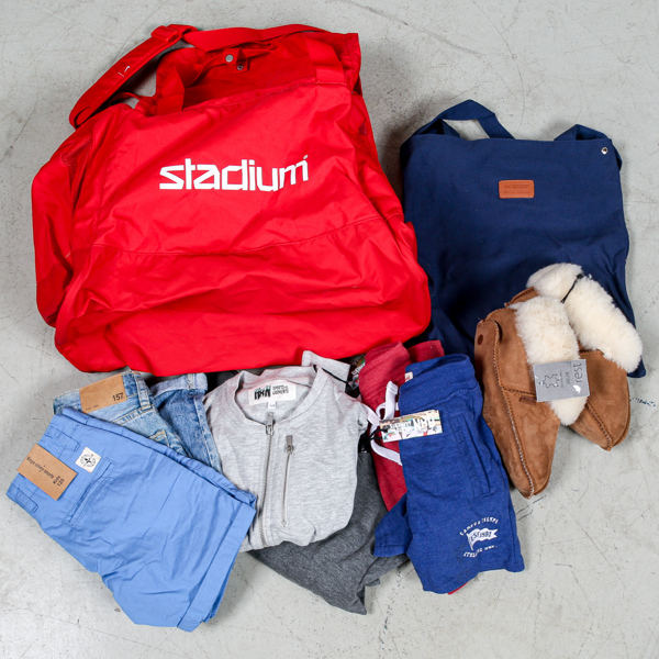 Fårskinnstofflor strl 38/39, väska nike/brommapojkarna, tygväska samt 6 delar barnkläder