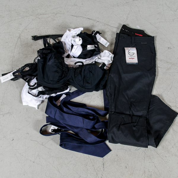 Kläder och slipsar, bla, Wrangler och Bläck