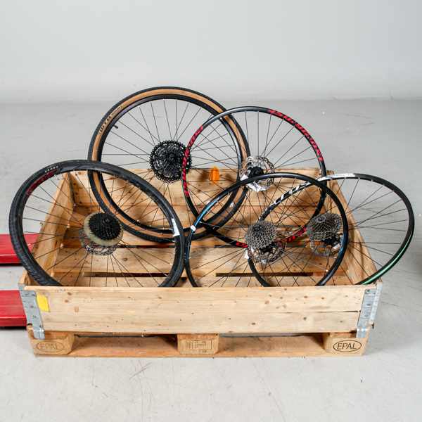 Cykelhjul, 5 st, varav 1 st fram- & 4 st bakhjul, blandade storlekar
