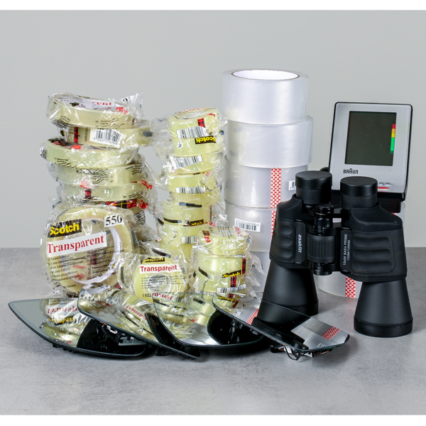 Tejp, backspeglar, blodtrycksmätare, kikare