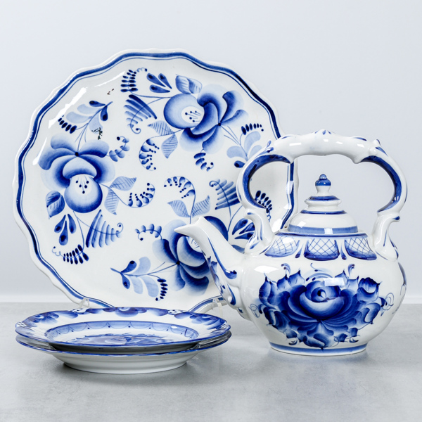 Tekanna samt serveringsfat, porslin, Ryssland