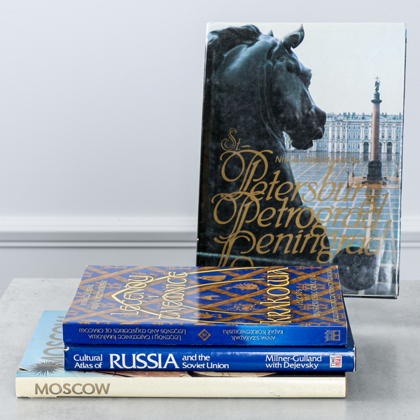 Böcker, 4 st, blandat "Moscow" & "Cultural Atlas of Russia and the Soviet Union"