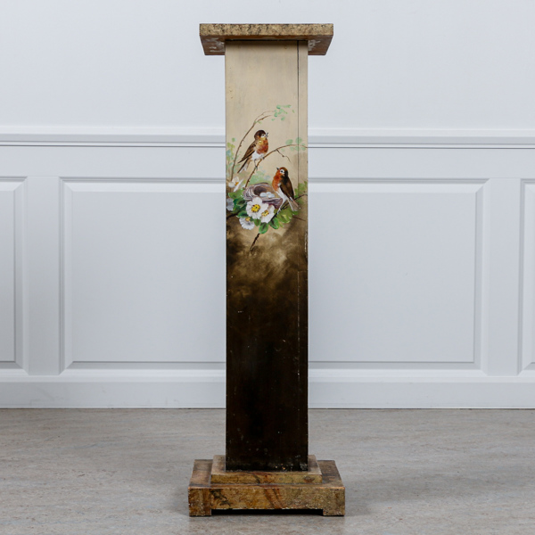 Piedestal, bemålat trä, 1900-talets första kvartal