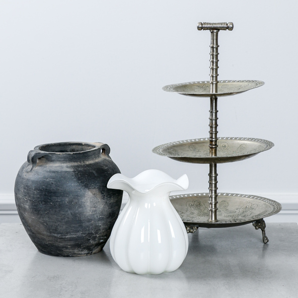 Vas, kruka samt kakfat i etage 