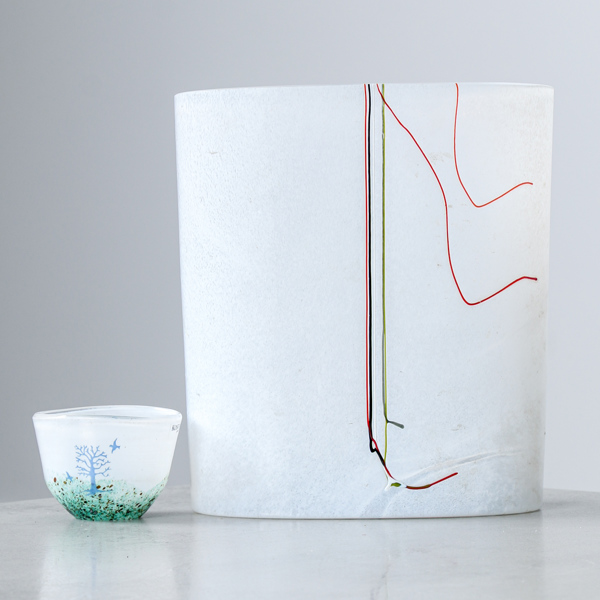 Bertil Vallien, vas, samt Kjell Engman, mindre skål, Kosta Boda, signerade