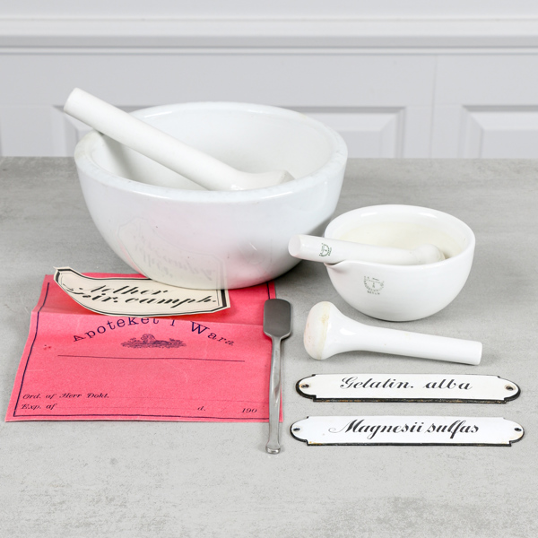 Apoteksmortlar, Haldenwagner, 2 st, samt Emaljskyltar, 2 st