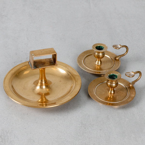 Ljusstakar, 1 par, Gusum nr 79, samt tändstickshållare, Skultuna no 54