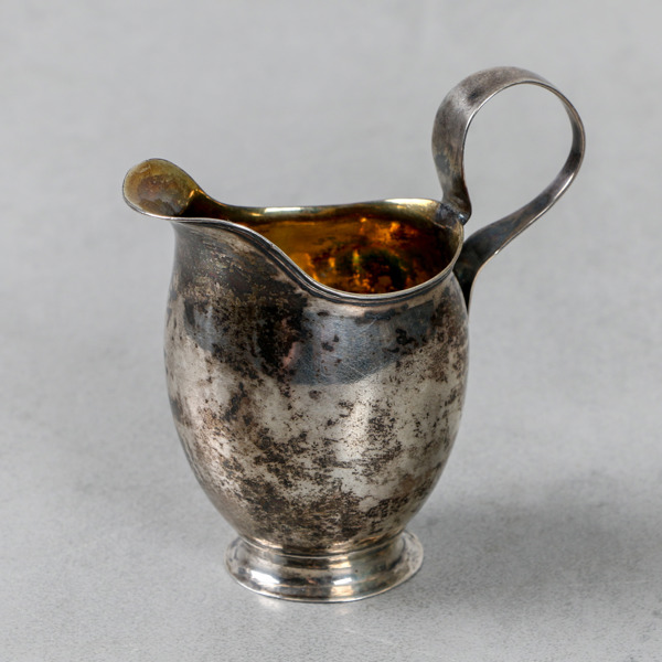 Gräddkanna, i empire, silver, år 1827