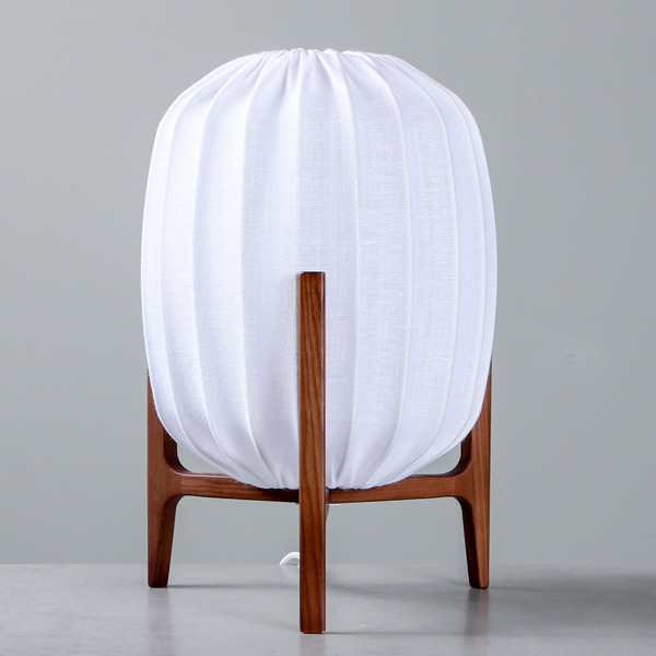 Bordslampa, Watt & Veke, "Prisma", trä och textil