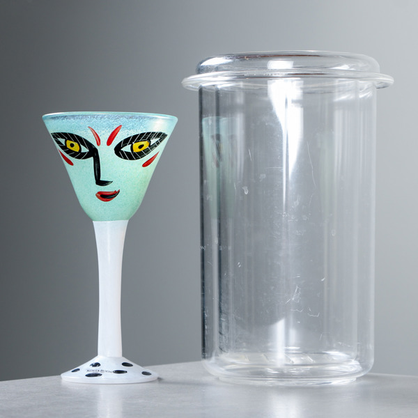 Ulrica Hydman Vallien, pokalglas, signerad, Kosta Boda, samt vinkylare Guzzini, plast, Italien
