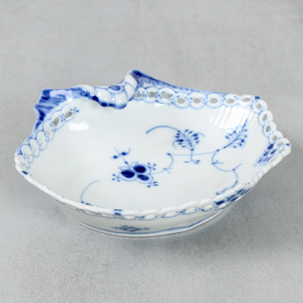 Royal Copenhagen, "Musselmalet", helblond, skålfat