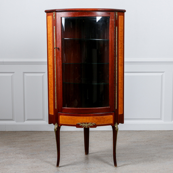 Hörnvitrin, rokokostil, 1900-talets andra hälft